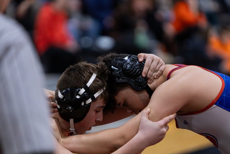 They hugging or Wrestling
? 